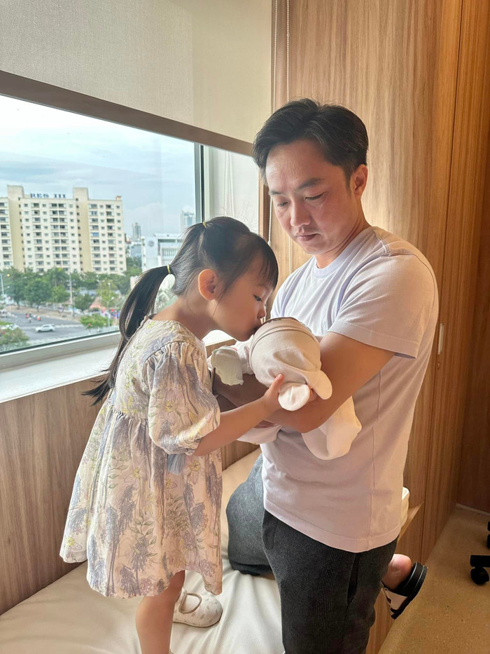 Ái nữ nhà Đàm Thu Trang rất quan tâm đến em trai út trong nhà, cô bé thường bộc lộ tình cảm với em thông qua những hành động đầy ngọt ngào