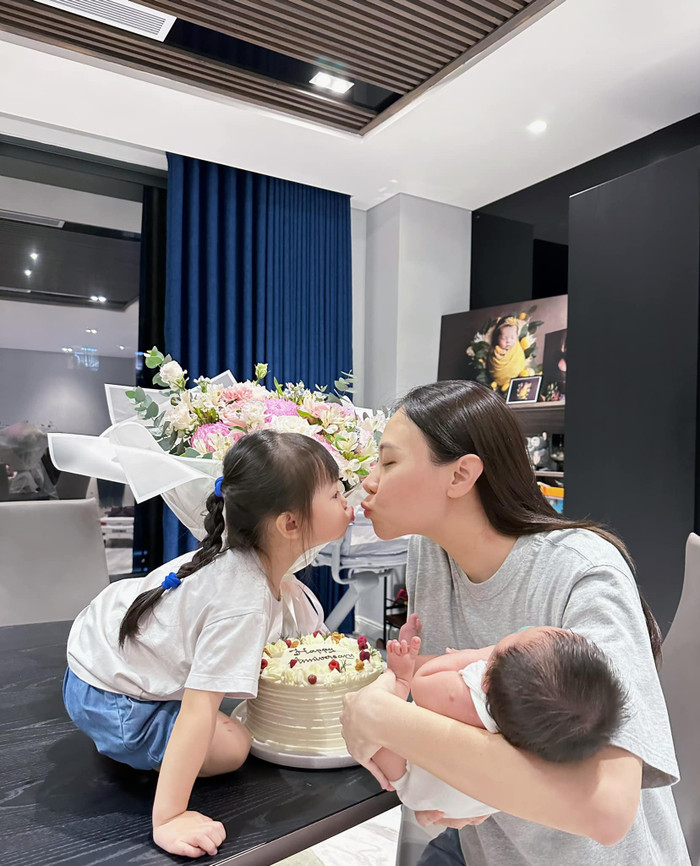 Đàm Thu Trang từng hạnh phúc chia sẻ ái nữ Suchin đã giúp mẹ chăm sóc em khi gia đình nhỏ chào đón thành viên mới