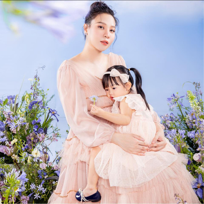 Trước khi sinh con trai út, Đàm Thu Trang còn thực hiện bộ ảnh đầy ý nghĩa với con gái Suchin