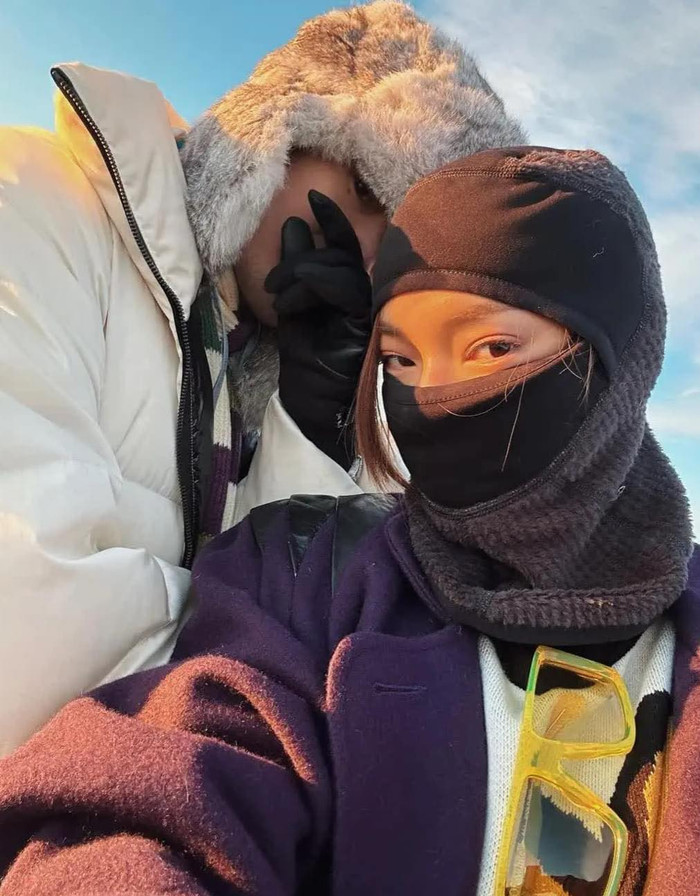 Dù chưa từng công khai ảnh rõ diện mạo của đối phương, nhưng Binz và Châu Bùi đều thường xuyên đăng ảnh chụp chung với người còn lại