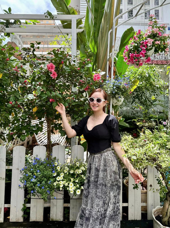 Vy Oanh khoe ảnh bên vườn cây.