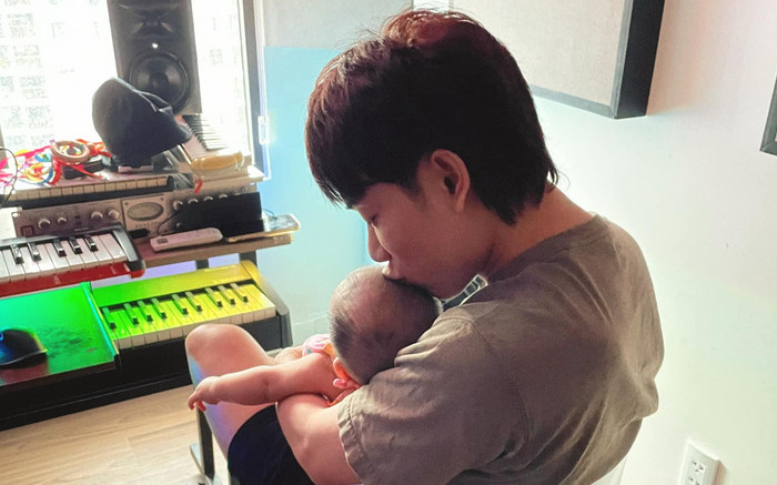 Trúc Nhân hóa 'bảo mẫu' chăm em bé, tiết lộ ca khúc hát ru có '1-0-2' Ảnh 2