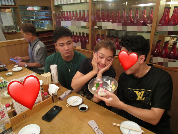 Hình ảnh Khả Ngân ngắm nhìn đồ ăn bên cạnh một người khác giới và Thanh Sơn để lộ biểu cảm 'bất lực' khiến netizen vô cùng thích thú