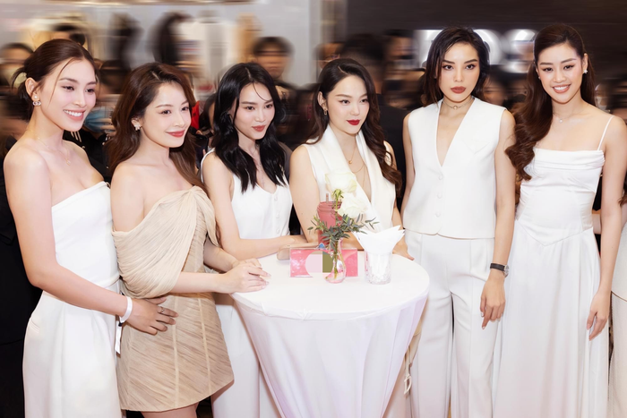 Không chỉ 'xin vía', Lan Ngọc còn thoải mái 'đọ sắc' với Chi Pu cùng dàn mỹ nhân đình đám trong giới showbiz khi cùng tham gia một sự kiện