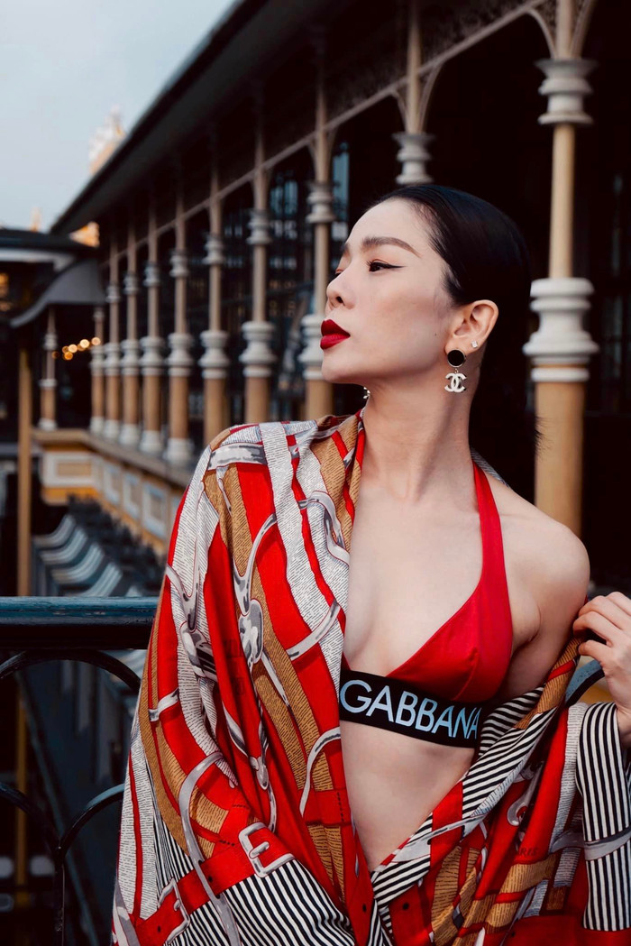 Lệ Quyên ngày càng tự tin phô diễn cơ thể bằng những bộ đồ quyến rũ khi ở trong mối quan hệ tình cảm với Lâm Bảo Châu