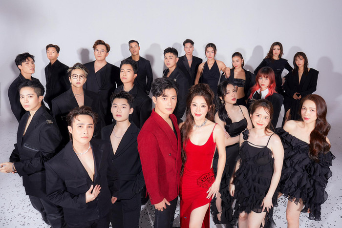 Bộ ảnh cưới đặc biệt của Puka - Gin Tuấn Kiệt bên cạnh hội bạn bè thân thiết. &nbsp;