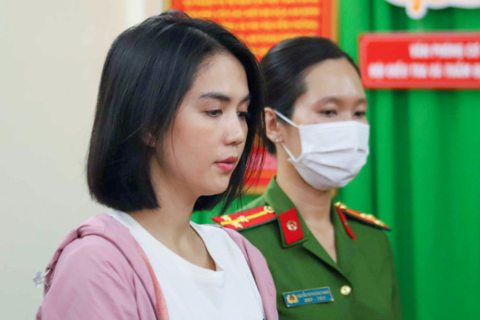 Ngọc Trinh bị khởi tố, bắt tạm giam 3 tháng sau khi thả 2 tay lái mô tô ở TP.HCM, quay clip tung lên mạng xã hội.