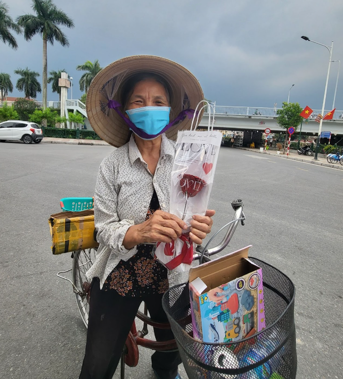 Những cô lao công, những người phụ nữ nhặt phế liệu không khỏi vui mừng khi nhận được món quà ý nghĩa từ cô học trò lớp 6 nhân dịp 20/10