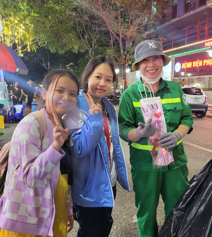 Ngoài thời gian đi học, làm mẫu nhí, MC... Gia Hân còn rất tích cực tham gia các hoạt động thiện nguyện