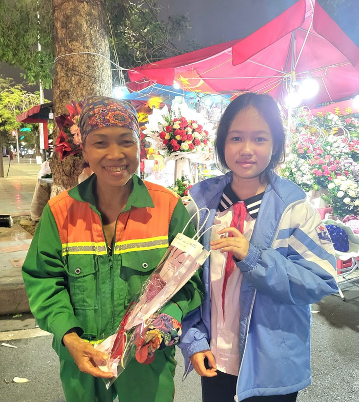 Để tri ân tình cảm và lòng biết ơn đến những cô lao công ngày đêm làm sạch đẹp đường phố, Gia Hân đã tự tay làm hoa tặng các cô