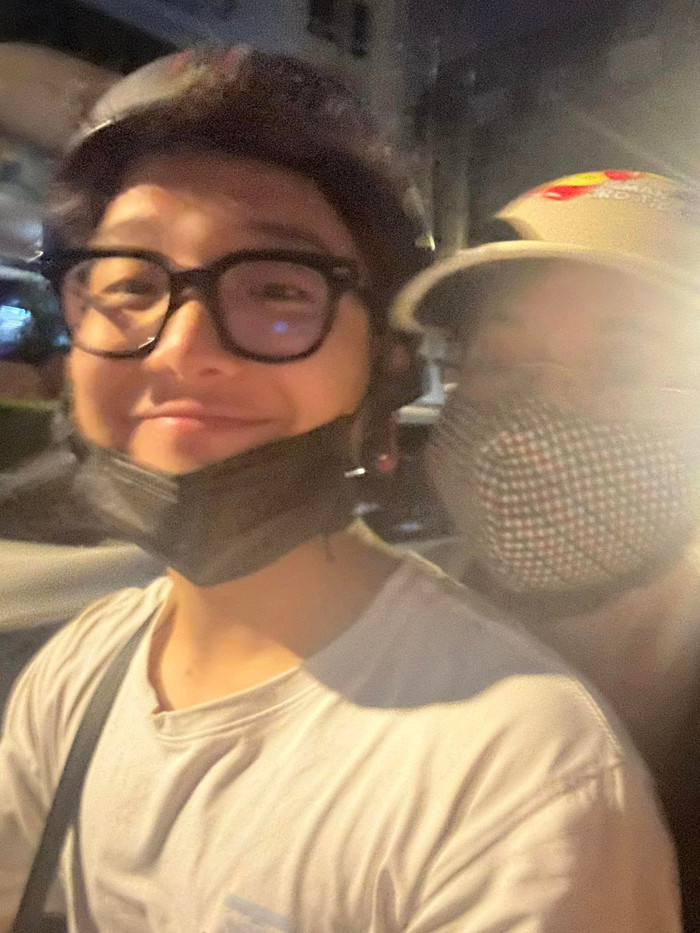 Cậu bé chở mẹ đi dạo phố.