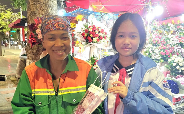 Nữ sinh lớp 6 Hải Phòng tự tay làm 100 bông hoa tri ân các cô lao công dịp 20/10 Ảnh 2