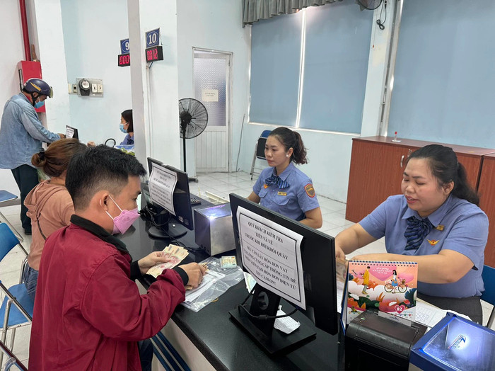 Người dân có mặt từ sớm tại Ga Sài Gòn để mua vé Tết. Ảnh: báo Giao Thông