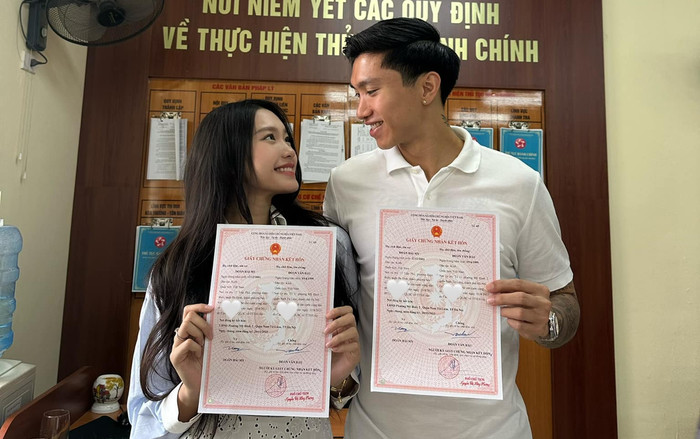 Doãn Hải My cười thích thú trước một hành động của Đoàn Văn Hậu khi đăng ký kết hôn Ảnh 2