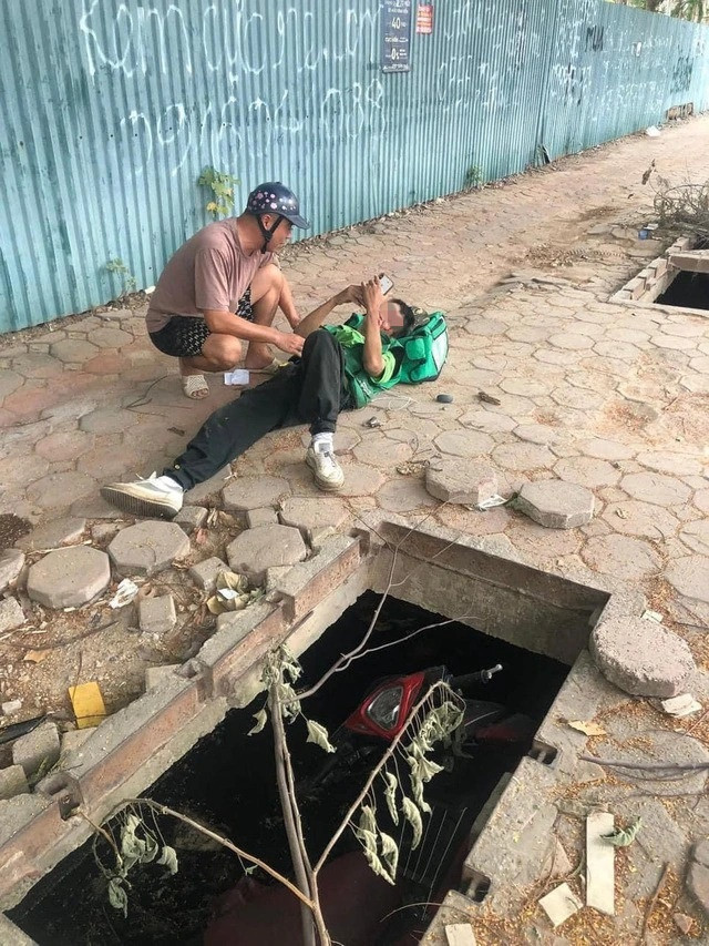 Nam shipper bị thương sau khi cả người lẫn xe máy bất ngờ bị lọt xuống hố gas