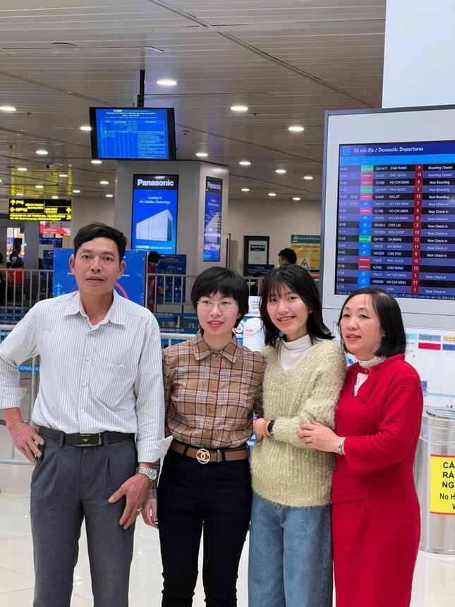 Trước đó, tháng 3/2022, Thu Hằng được gia đình tiễn đi sang Úc du học