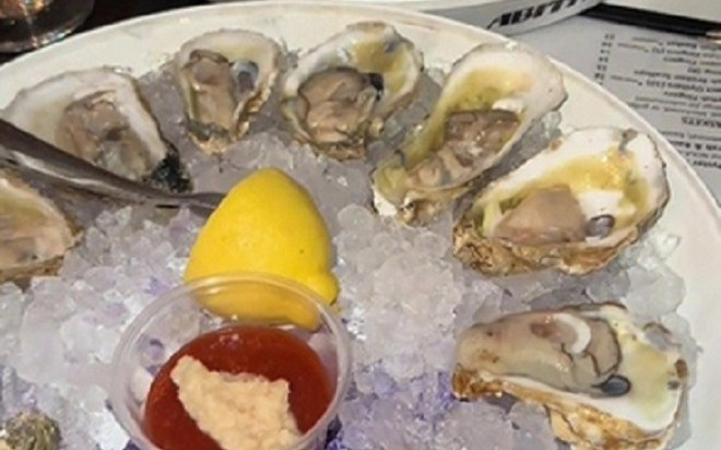 Tranh cãi cô gái bị bạn trai bỏ rơi vì ăn 48 con hàu trong buổi hẹn hò đầu tiên Ảnh 2