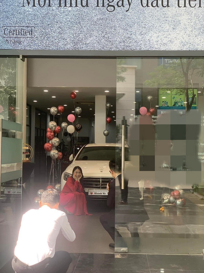 Hình anh Khánh Vy đi nhận xe tiền tỷ nhân dịp 20/10 khiến nhiều người trầm trồ
