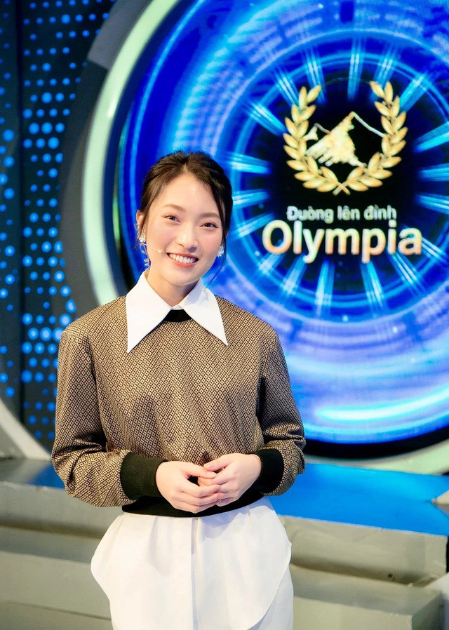 Khánh Vy hiện là MC Đường lên đỉnh Olympia