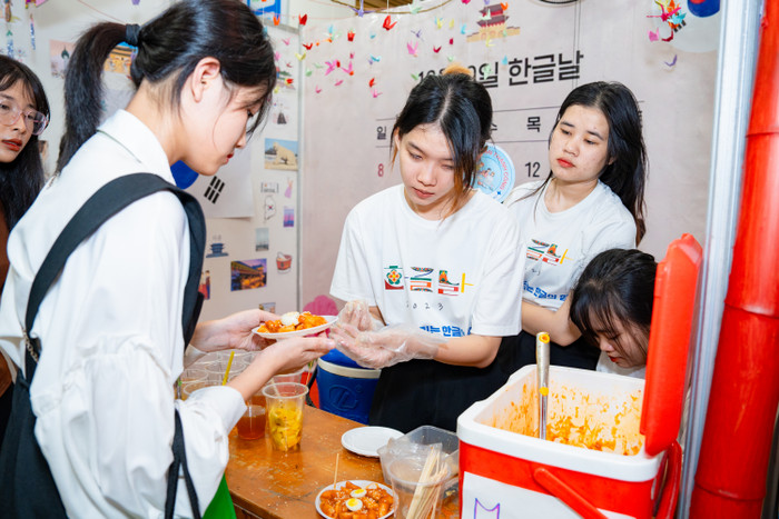 Sinh viên mặc thử trang phục truyền thống và trải nghiệm ẩm thực Hàn Quốc