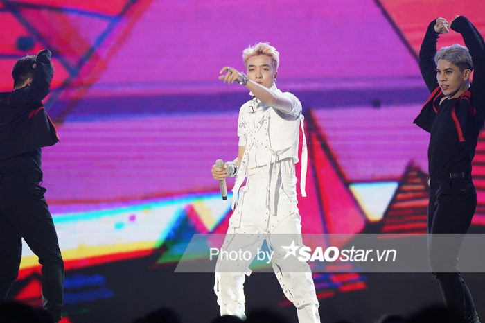 Xuân Định cho biết anh cảm thấy may mắn khi được nhiều khán giả yêu thương. Nam thí sinh đã nhuộm tóc màu vàng rực, diện trang phục biểu diễn màu trắng đầy nổi bật