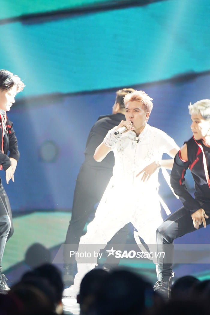 Xuân Định đã 'cháy hết mình' khi đứng trên sân khấu. Nam thí sinh liên tục thể hiện vũ đạo trước sự chứng kiến của nhiều khán giả