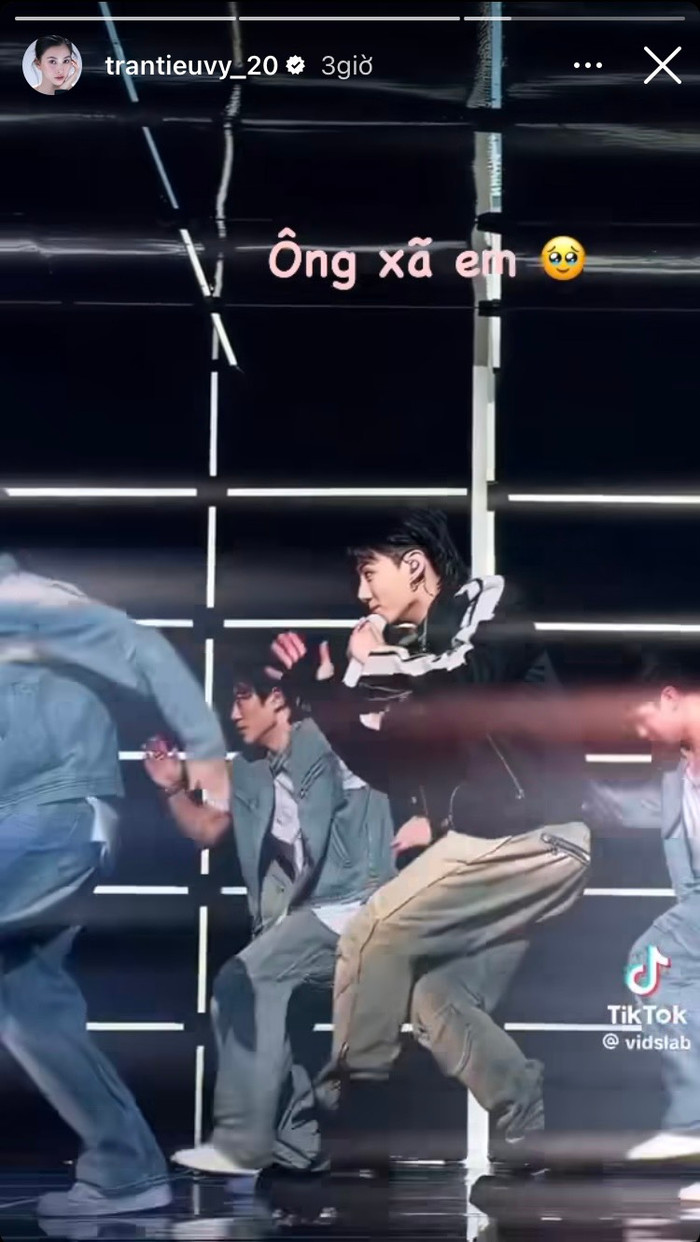 Tiểu Vy công khai gọi 1 nam ca sĩ là ông xã. 