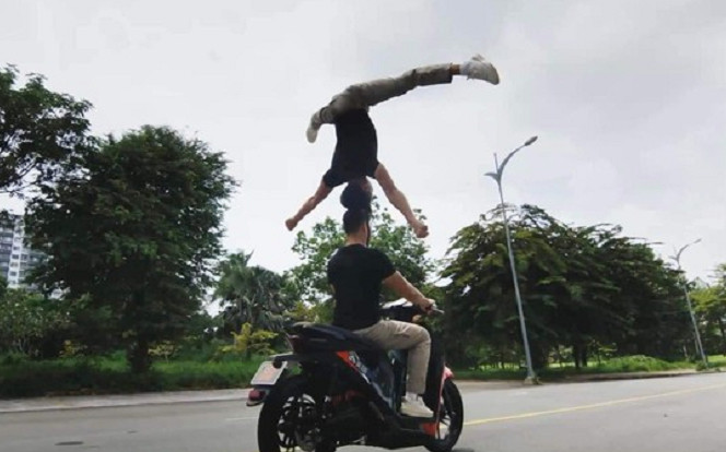 Clip Quốc Cơ - Quốc Nghiệp chồng đầu lên nhau khi lái xe: Đại diện lên tiếng Ảnh 2