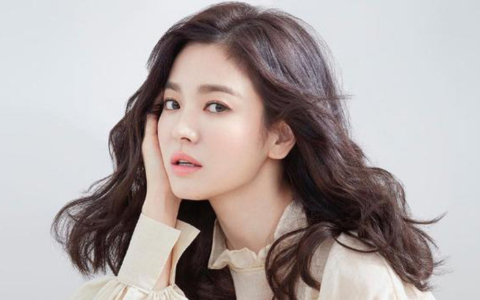 Khoảnh khắc Song Hye Kyo sánh đôi cùng người yêu lớn hơn 1 tuổi bị 'đào' lại Ảnh 2