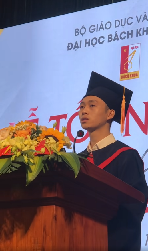 Tân kỹ sư Tiến Anh rưng rưng nước mắt khi nhắc đến gia đình