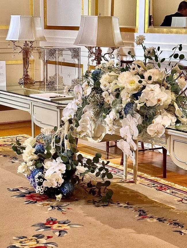 Không gian tiệc cưới ngập tràn hoa tươi.