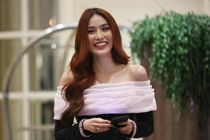 Siêu mẫu Lan Khuê sang chảnh trong bộ váy đen cùng style make up đậm.