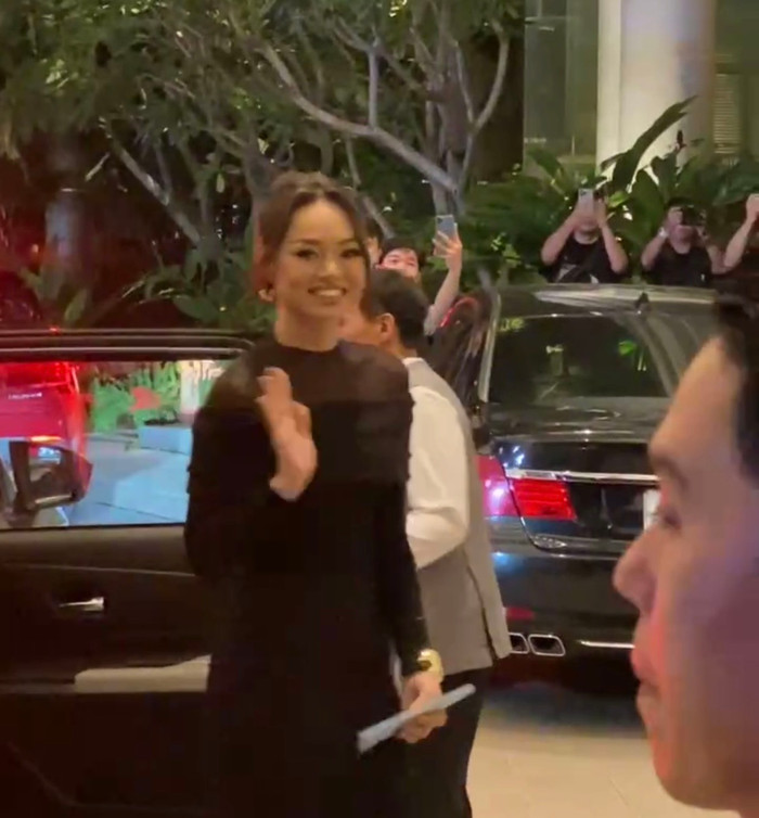 Mai Ngô đến chúc mừng cô giáo Thanh Hằng.