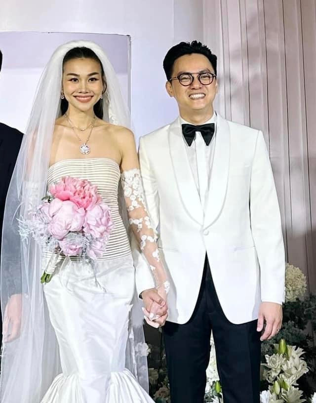 Đám cưới của Thanh Hằng và nhạc trưởng Trần Nhật Minh là sự kiện hot nhất làng giải trí Việt vào tối ngày 22/10. 