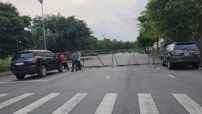 Đoạn đường mà hai nghệ sĩ thực hiện video được rào chắn đầu đường