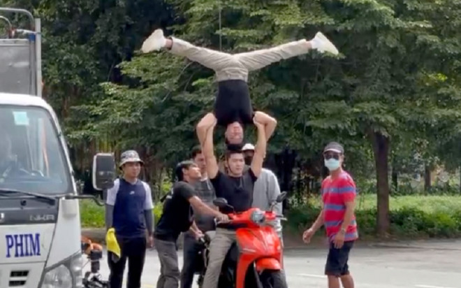 Vụ clip biểu diễn chồng đầu lái xe: Quốc Nghiệp nói gì tại cơ quan công an? Ảnh 2