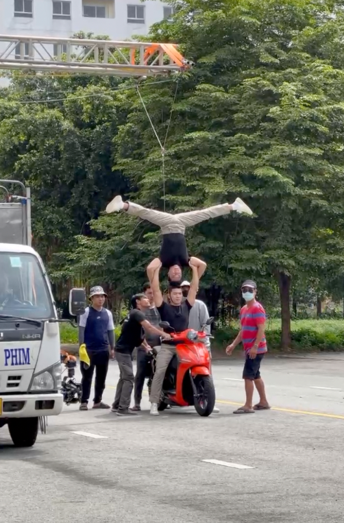 Cảnh được cho là hậu trường cảnh quay chạy xe chồng đầu của Quốc Cơ, Quốc Nghiệp - Ảnh cắt từ clip