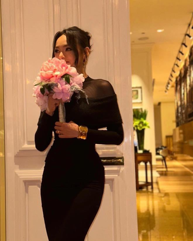 Mai Ngô ngỡ ngàng khi bắt được hoa cưới trong hôn lễ cô giáo Thanh Hằng.