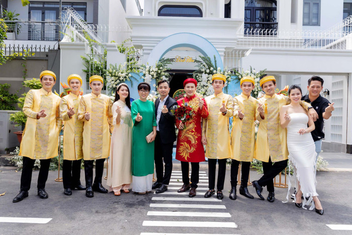 Sau hơn 3 năm bên nhau, diễn viên Hà Trí Quang đã chính thức tổ chức đám hỏi với người yêu đồng giới. 