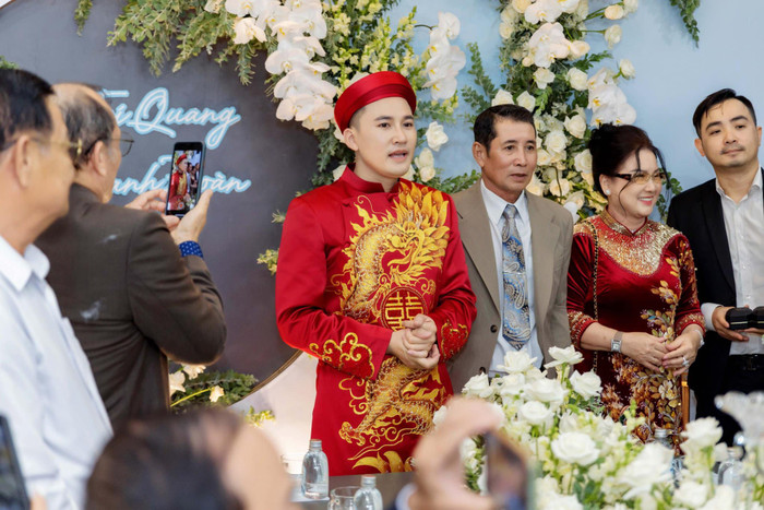 Cả hai quyết định 'để dành' đám cưới vào năm 2024, khi 2 con cứng cáp hơn.