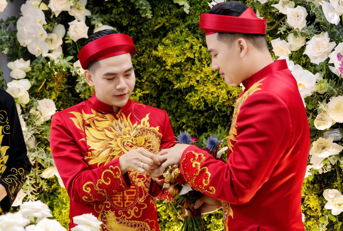 Cả hai trao nhau chiếc nhẫn đính hôn.