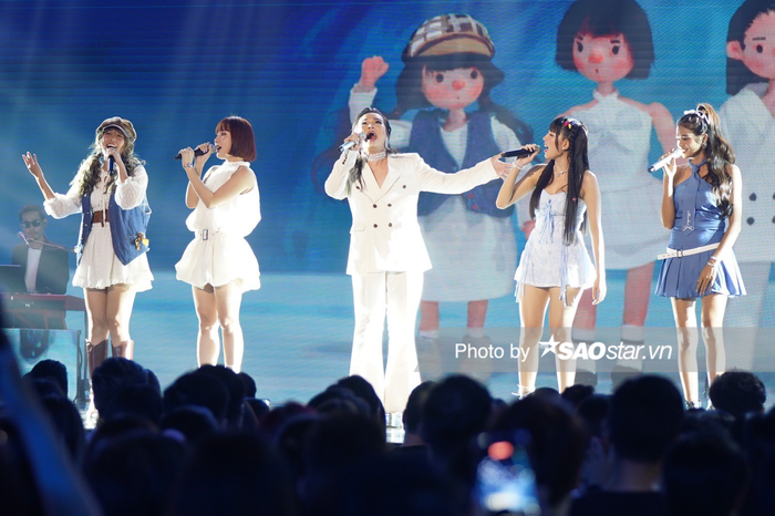 Hình ảnh 5 thí sinh trong top 10 Vietnam Idol cùng nhau thể hiện ca khúc Có hẹn với thanh xuân
