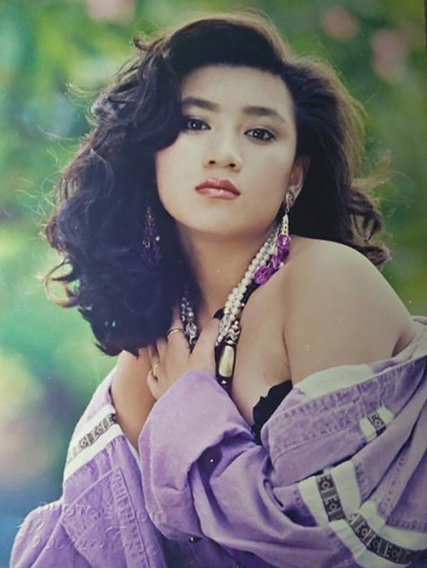 Y Phụng đi theo phong cách gợi cảm.