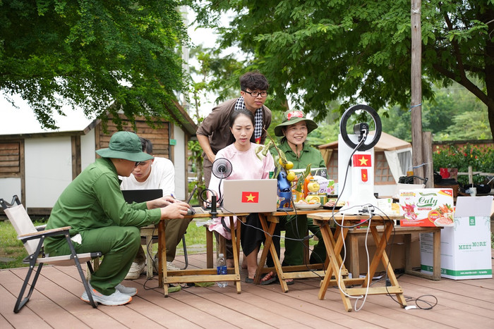 Bán hàng qua livestream TikTok mở ra nhiều cơ hội cho bà con nông dân