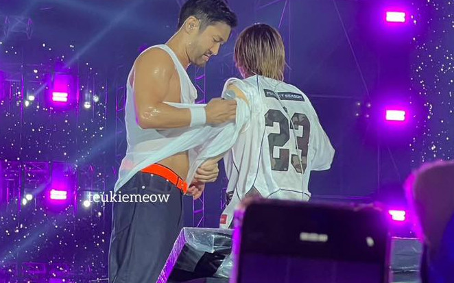 Nam ca sĩ Hàn Quốc bị thương khi biểu diễn trên sân khấu Việt Nam Ảnh 2