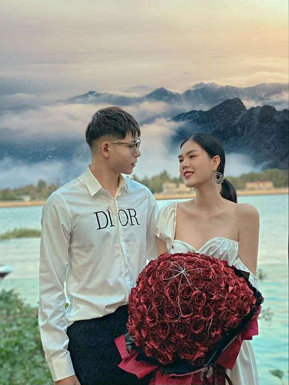 Trải qua nỗi buồn lớn vì tan vỡ tình yêu, Ngọc Trinh bất ngờ nhận lời làm bạn gái của hậu vệ Liễu Quang Vinh. Ngọc Trinh từng ra mắt gia đình Liễu Quang Vinh với suy nghĩ nghiêm túc về chuyện có thể tiến đến hôn nhân. Nhưng đường tình duyên của Ngọc Trinh thêm một lần trắc trở, khi nàng WAGs phát hiện bạn trai ngoại tình.