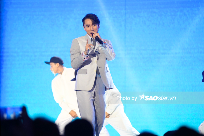 Hình ảnh Sơn Tùng M-TP biểu diễn trong đêm chung kết Vietnam Idol
