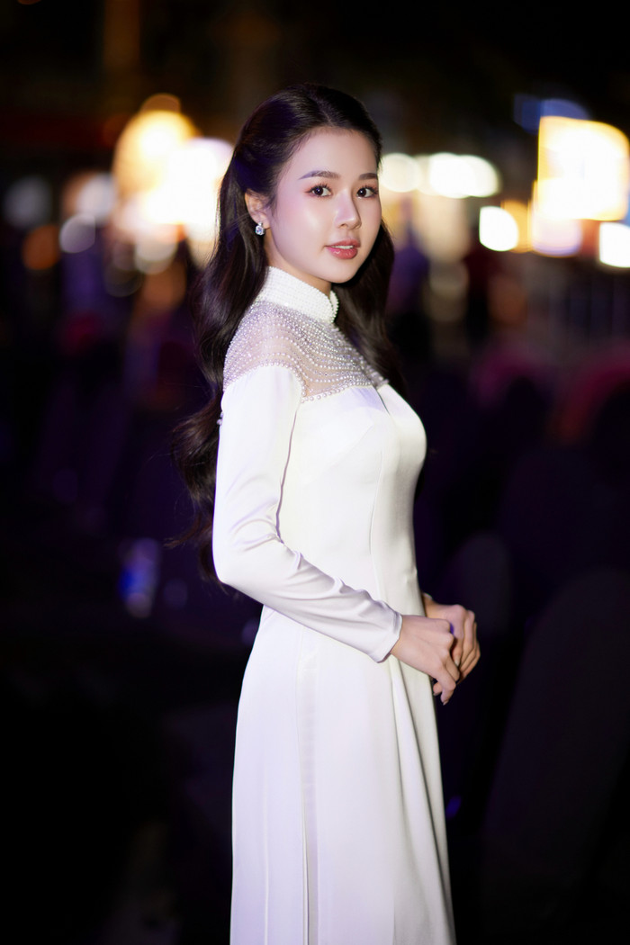 Cô nàng gây ấn tượng với tà áo dài trắng.