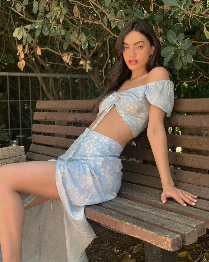 “Tủ đồ” của Yael cũng không hề nhàm chán khi được cô nàng thêm vào loạt outfits nhuốm đậm gam màu tươi trẻ. 