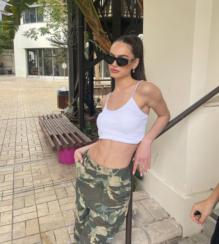 Bên cạnh mẫu áo croptop, cô nàng cũng yêu thích xuống phố với các thiết kế bra-top, hai dây mỏng tang giúp tôn “bờ vai mắc áo”.